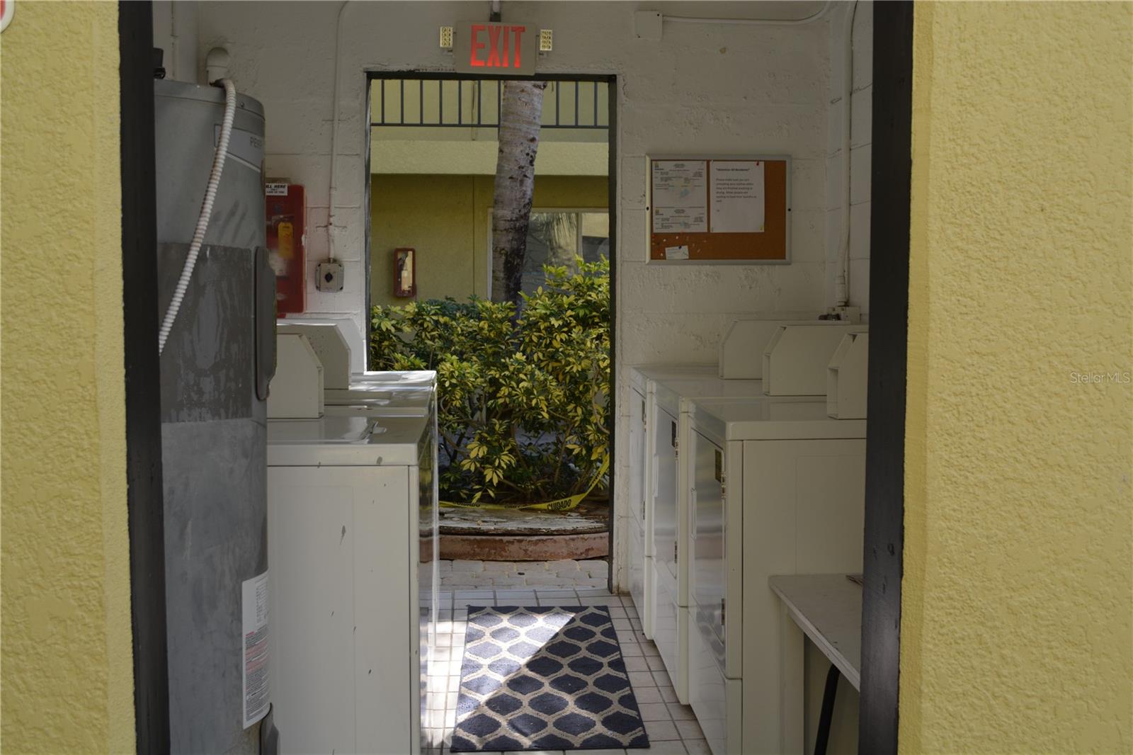 Image 15 of 21 For 3206 Azeele Street 227