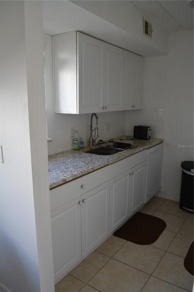 Image 9 of 21 For 3206 Azeele Street 227