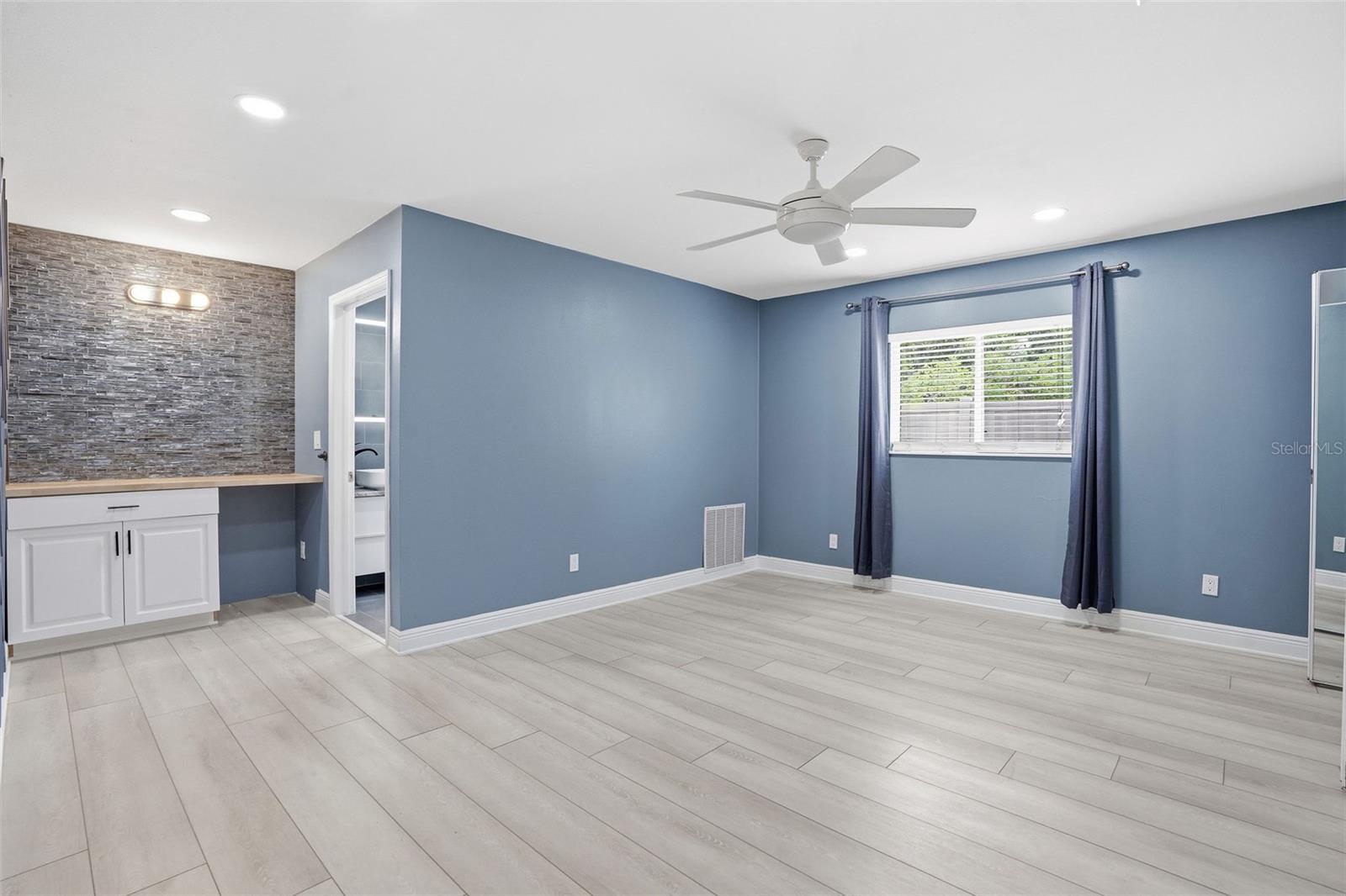 Image 11 of 40 For 2121 Park Street N