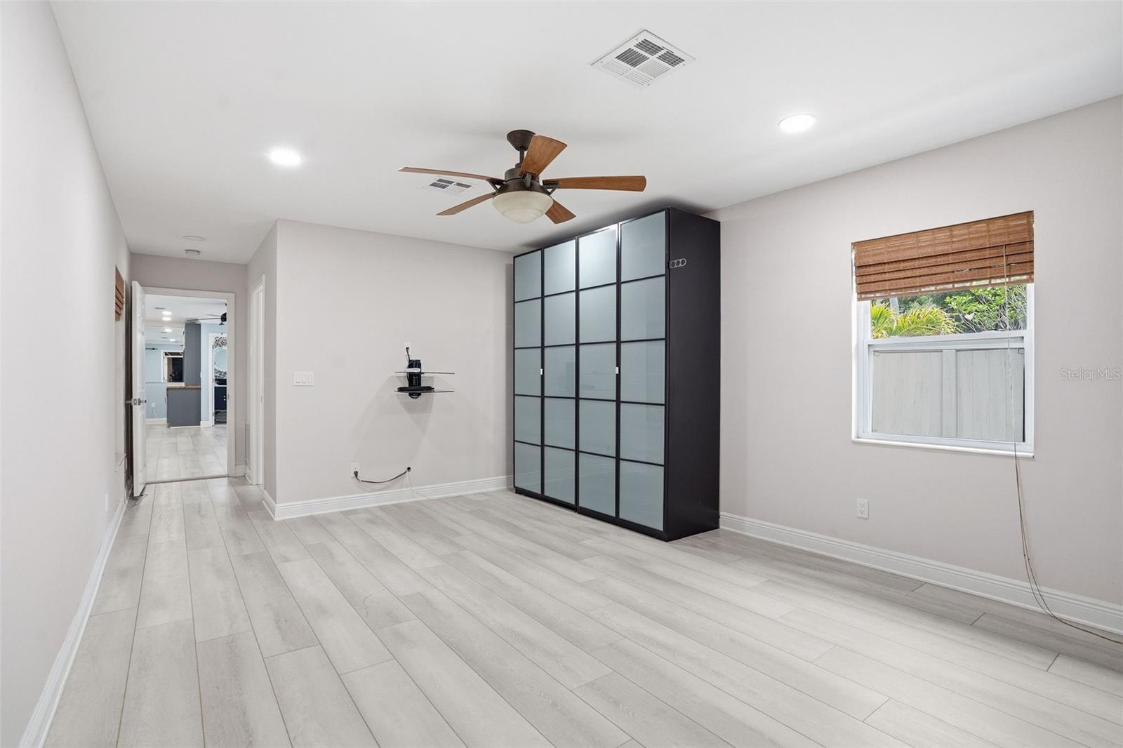 Image 27 of 40 For 2121 Park Street N