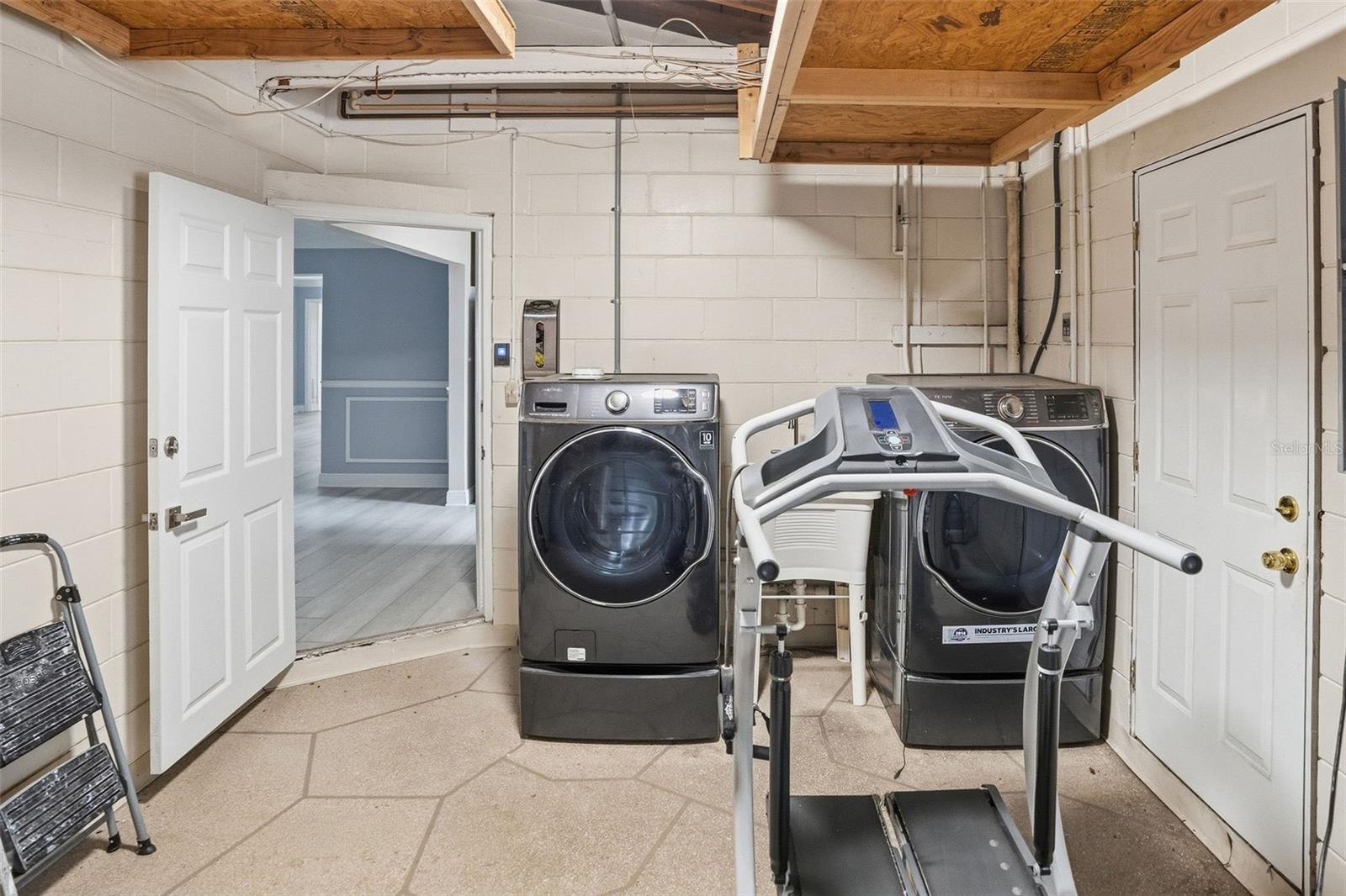 Image 38 of 40 For 2121 Park Street N