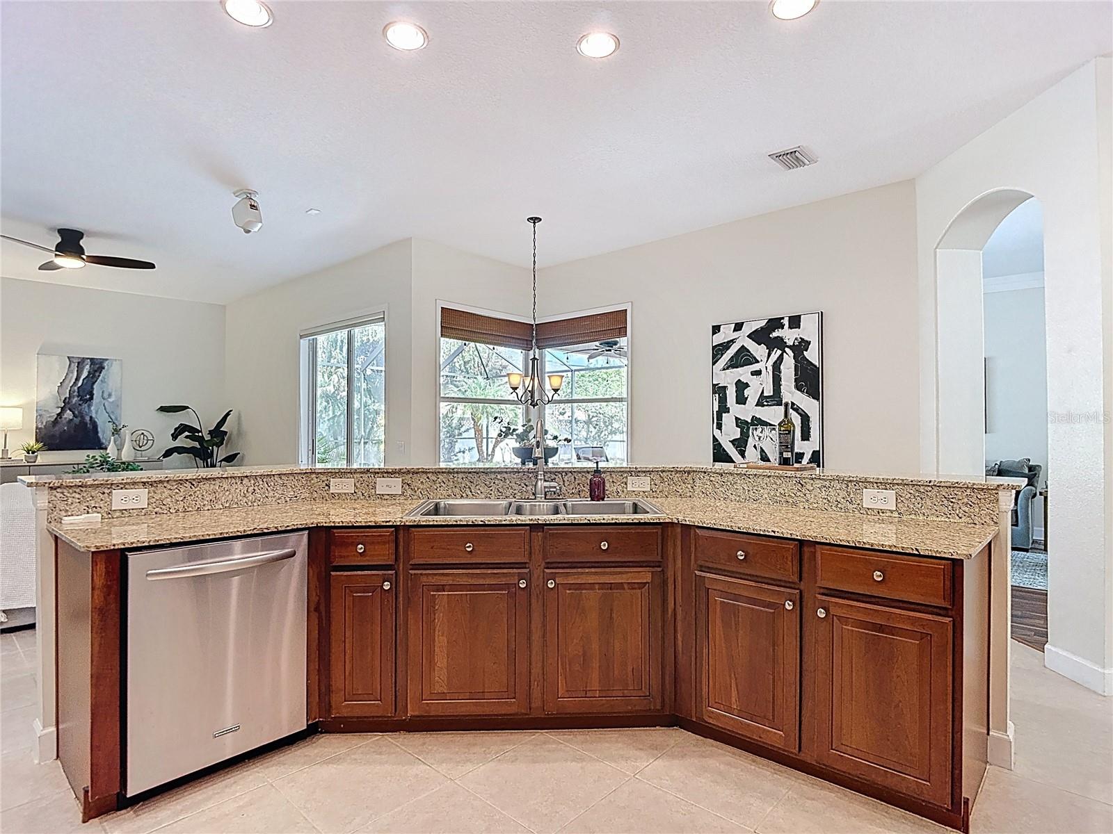 Listing photo id 15 for 5106 Ashcrest Court