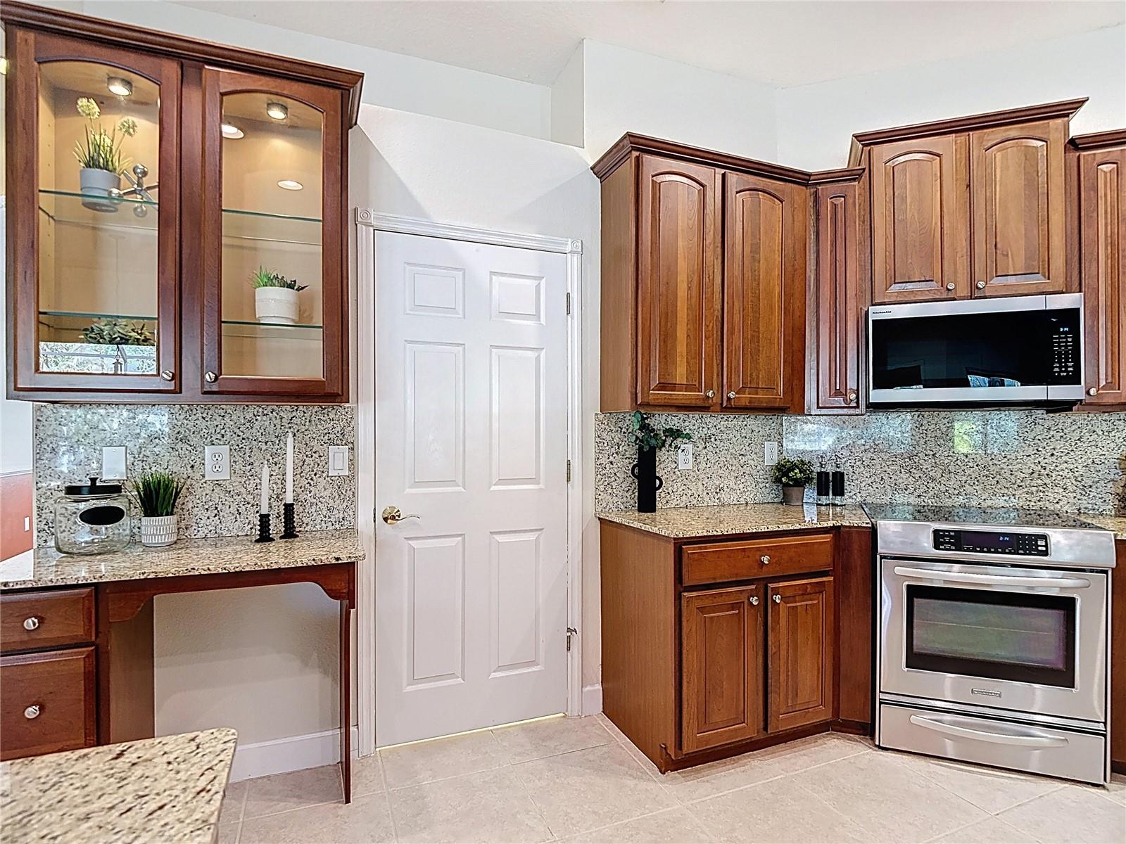 Listing photo id 16 for 5106 Ashcrest Court