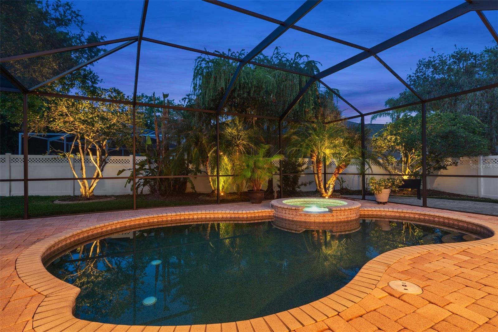 Listing photo id 1 for 5106 Ashcrest Court