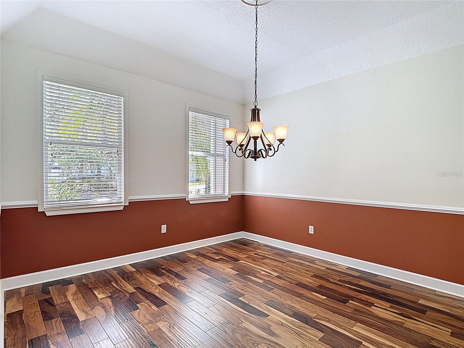 Listing photo id 7 for 5106 Ashcrest Court