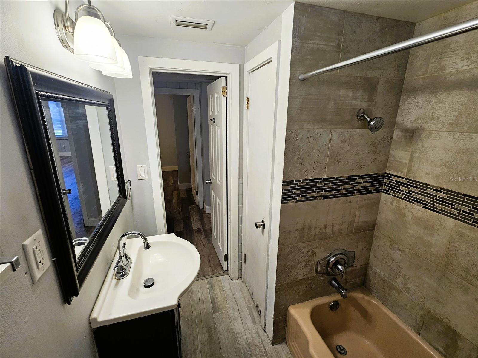 Image 17 of 24 For 501 25th Avenue W