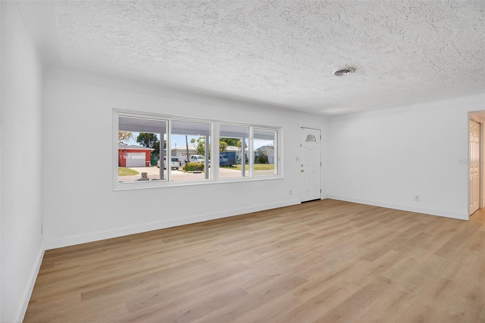 Image 5 of 51 For 7919 Causeway Boulevard S