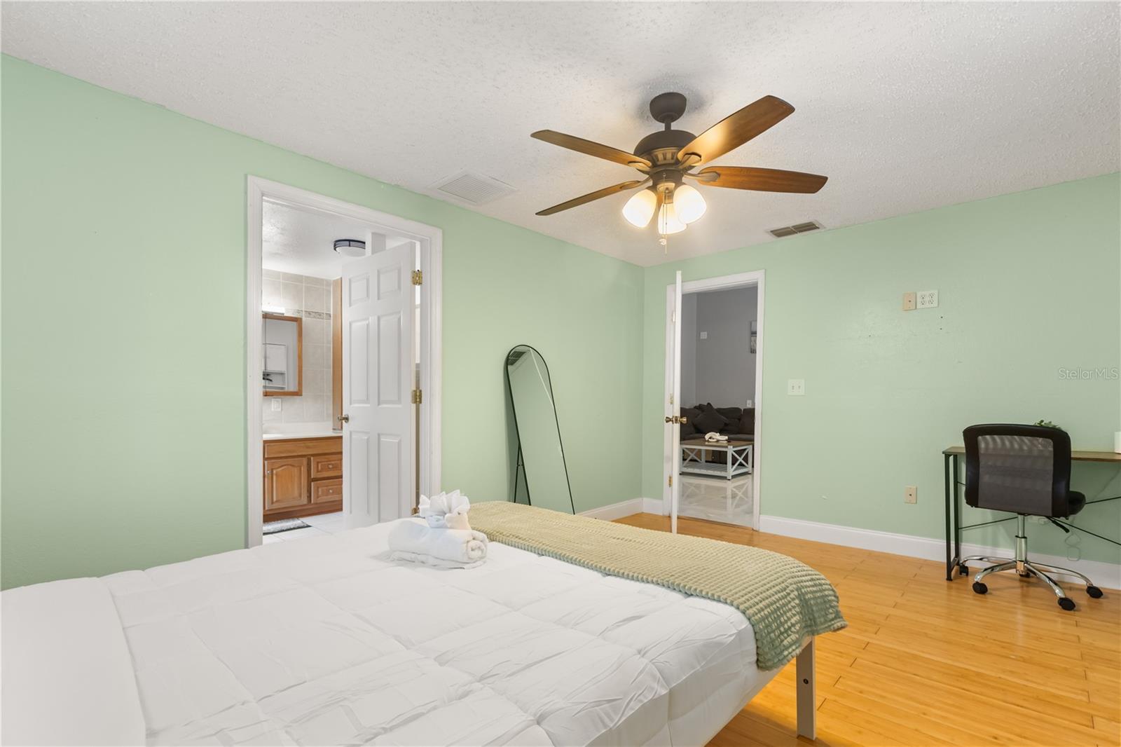 Image 18 of 82 For 306 Marshall Street