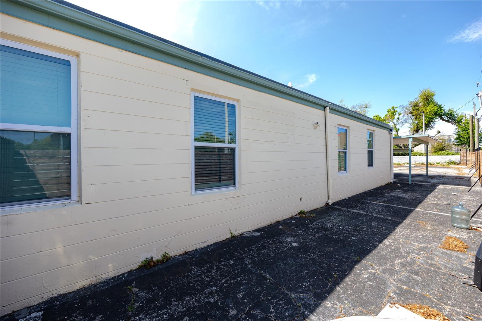 Listing photo id 13 for 3527 1st Avenue S