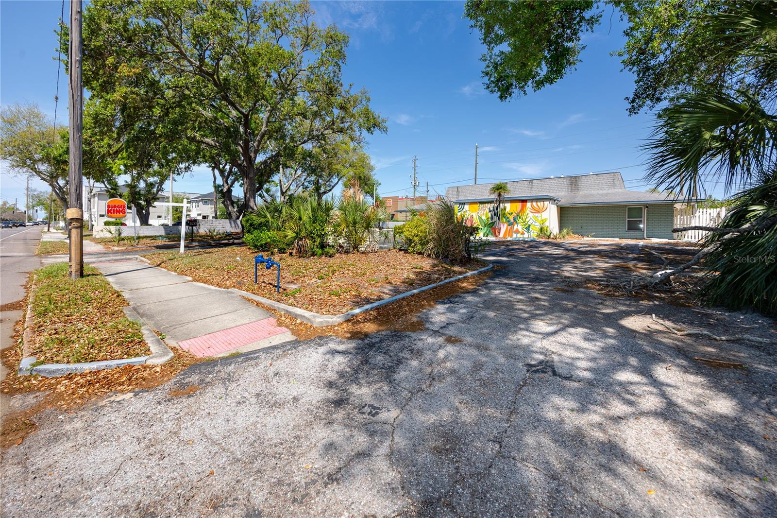 Listing photo id 14 for 3527 1st Avenue S