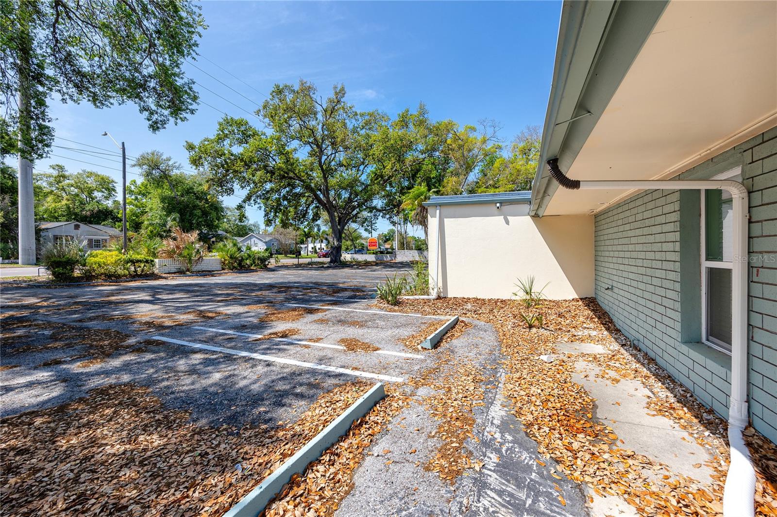 Listing photo id 16 for 3527 1st Avenue S