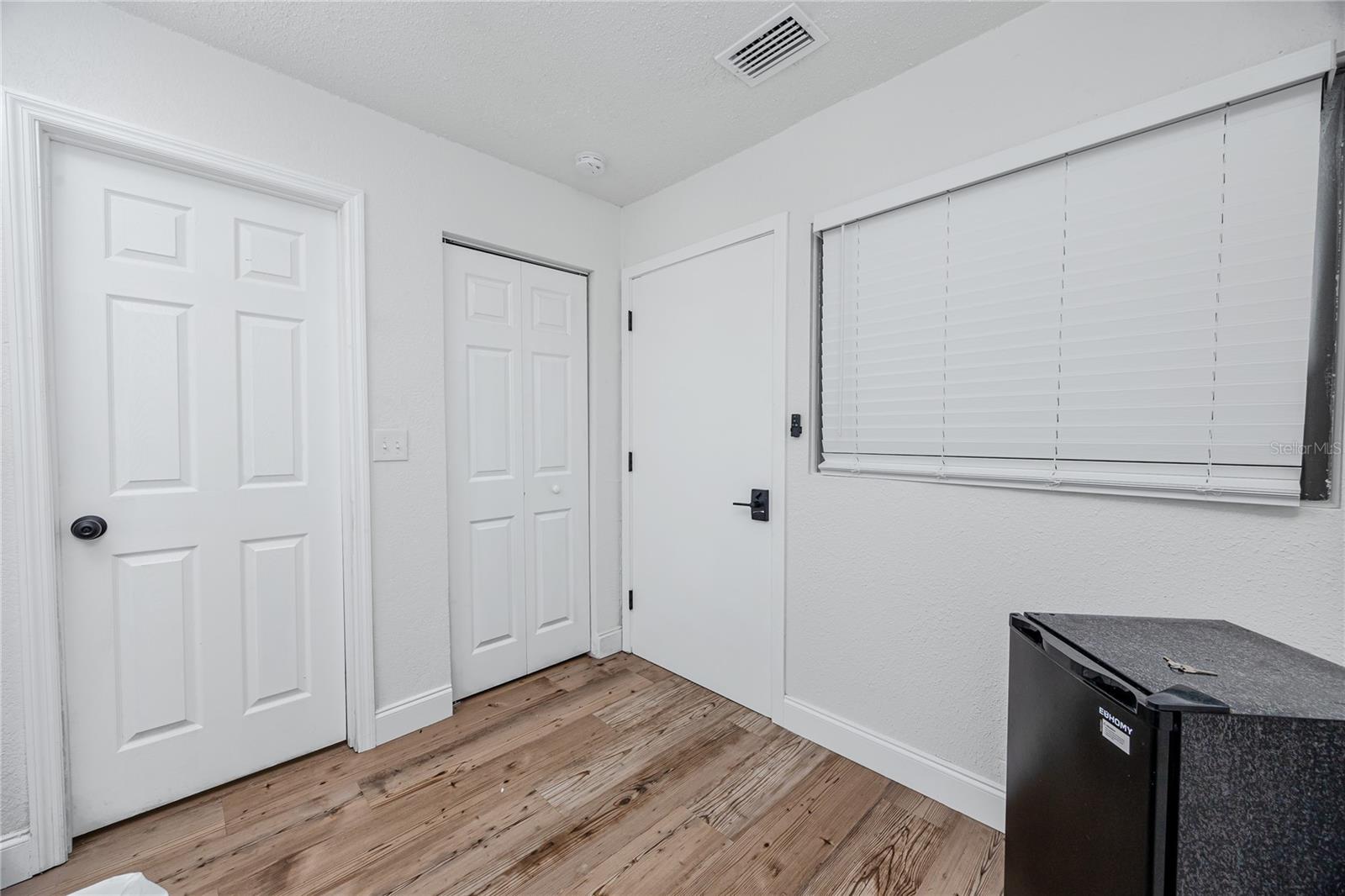 Listing photo id 32 for 3527 1st Avenue S