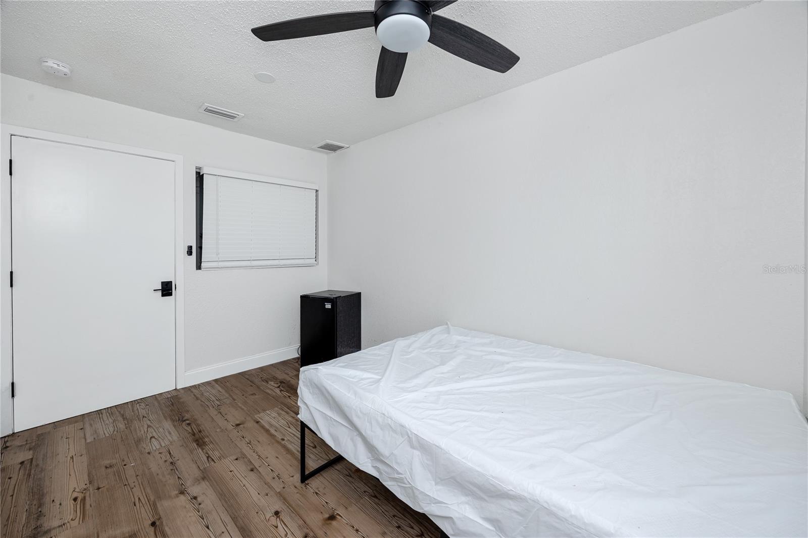 Listing photo id 33 for 3527 1st Avenue S