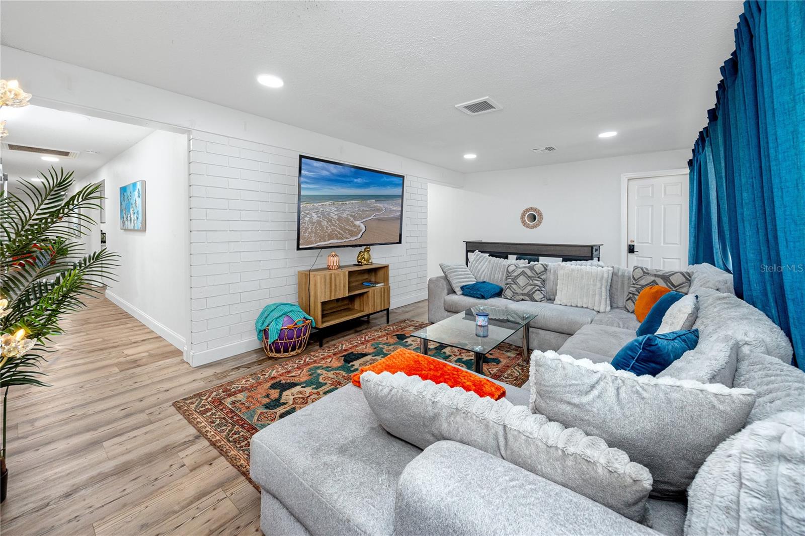 Listing photo id 2 for 3527 1st Avenue S