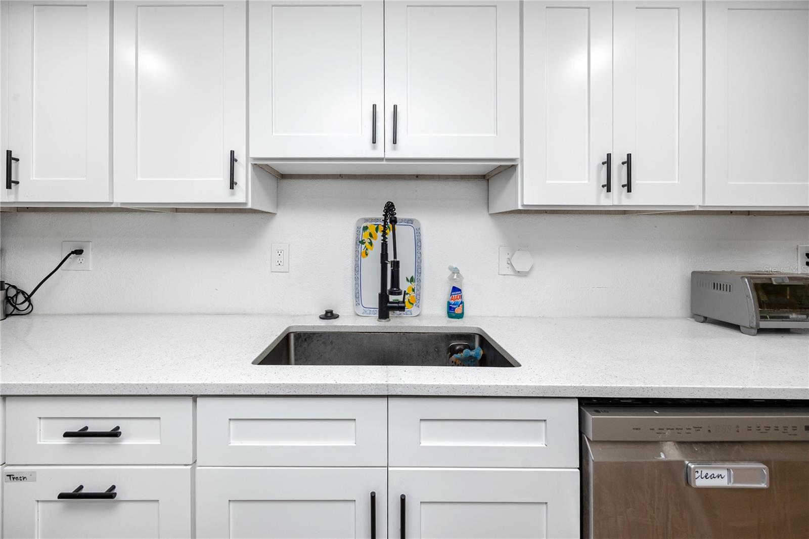 Listing photo id 48 for 3527 1st Avenue S