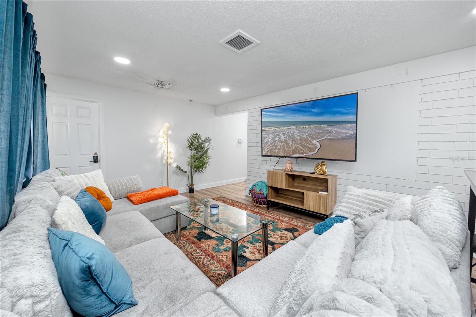 Listing photo id 53 for 3527 1st Avenue S