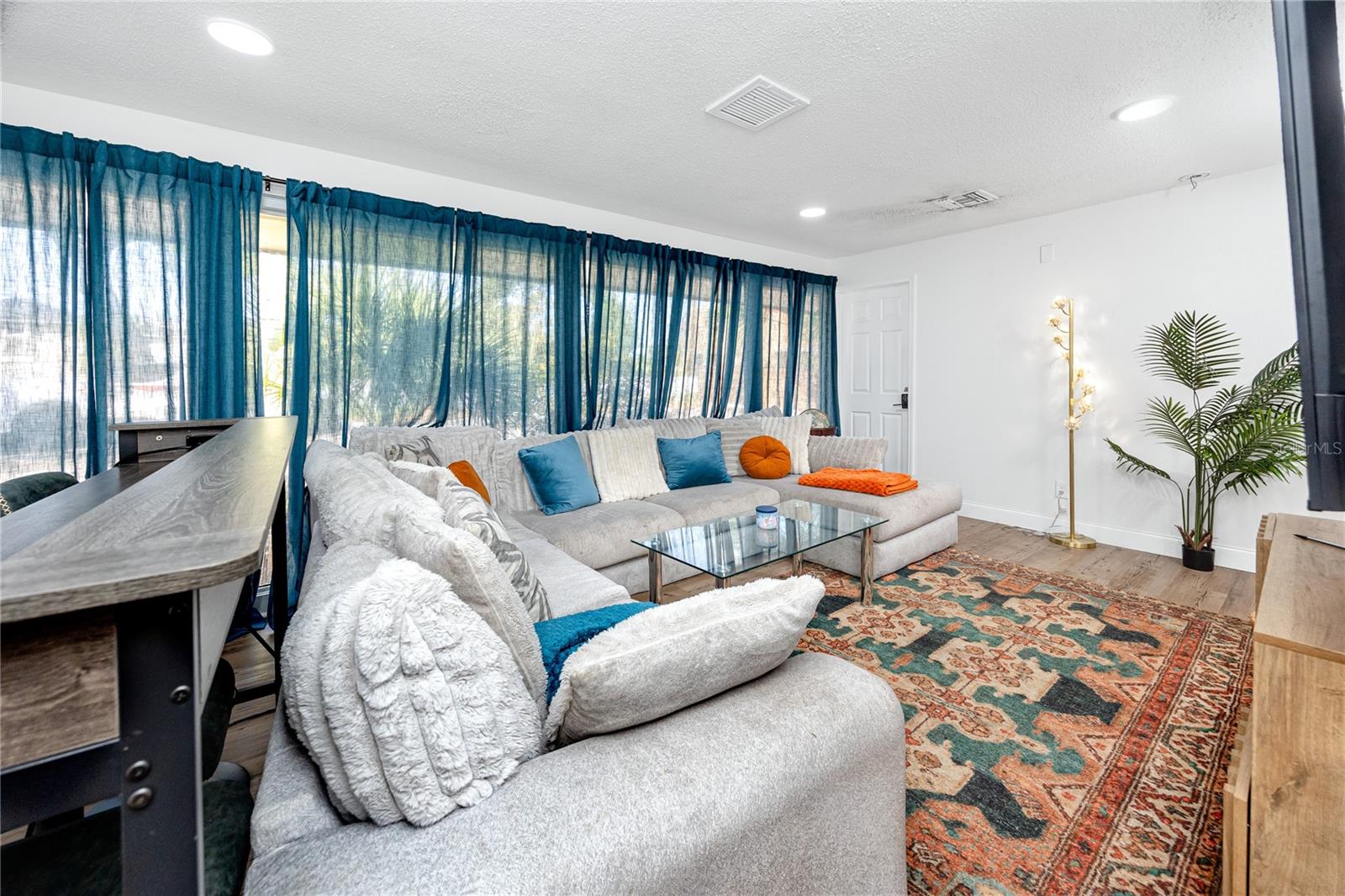 Listing photo id 54 for 3527 1st Avenue S