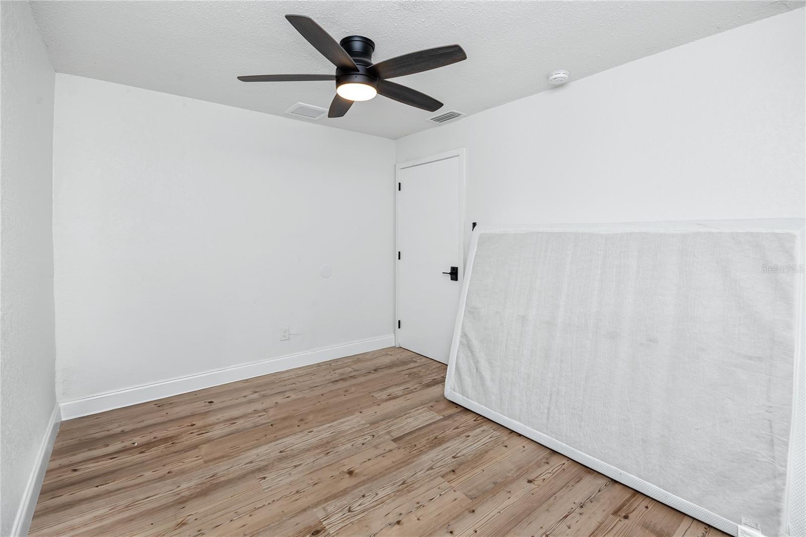 Listing photo id 63 for 3527 1st Avenue S