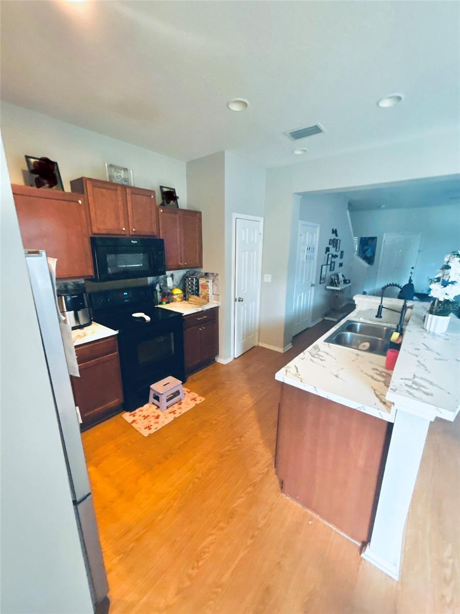 Listing photo id 8 for 4411 Banyan Tree Place