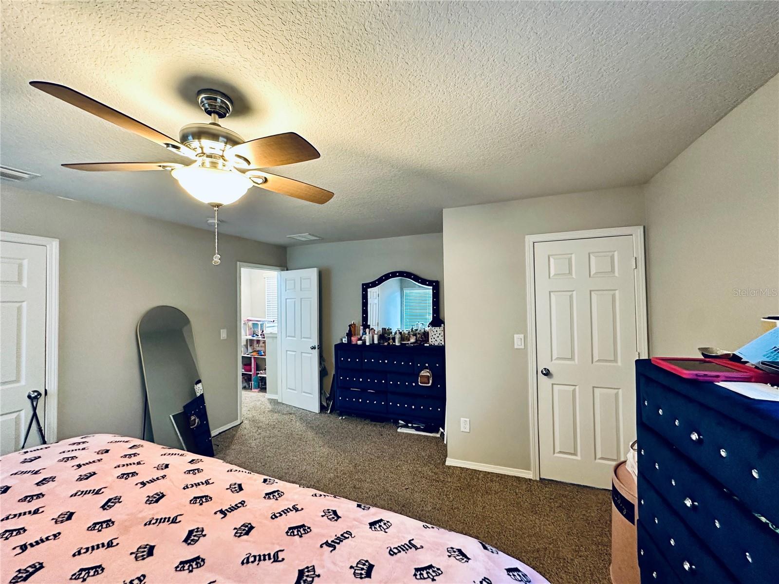 Listing photo id 12 for 4411 Banyan Tree Place