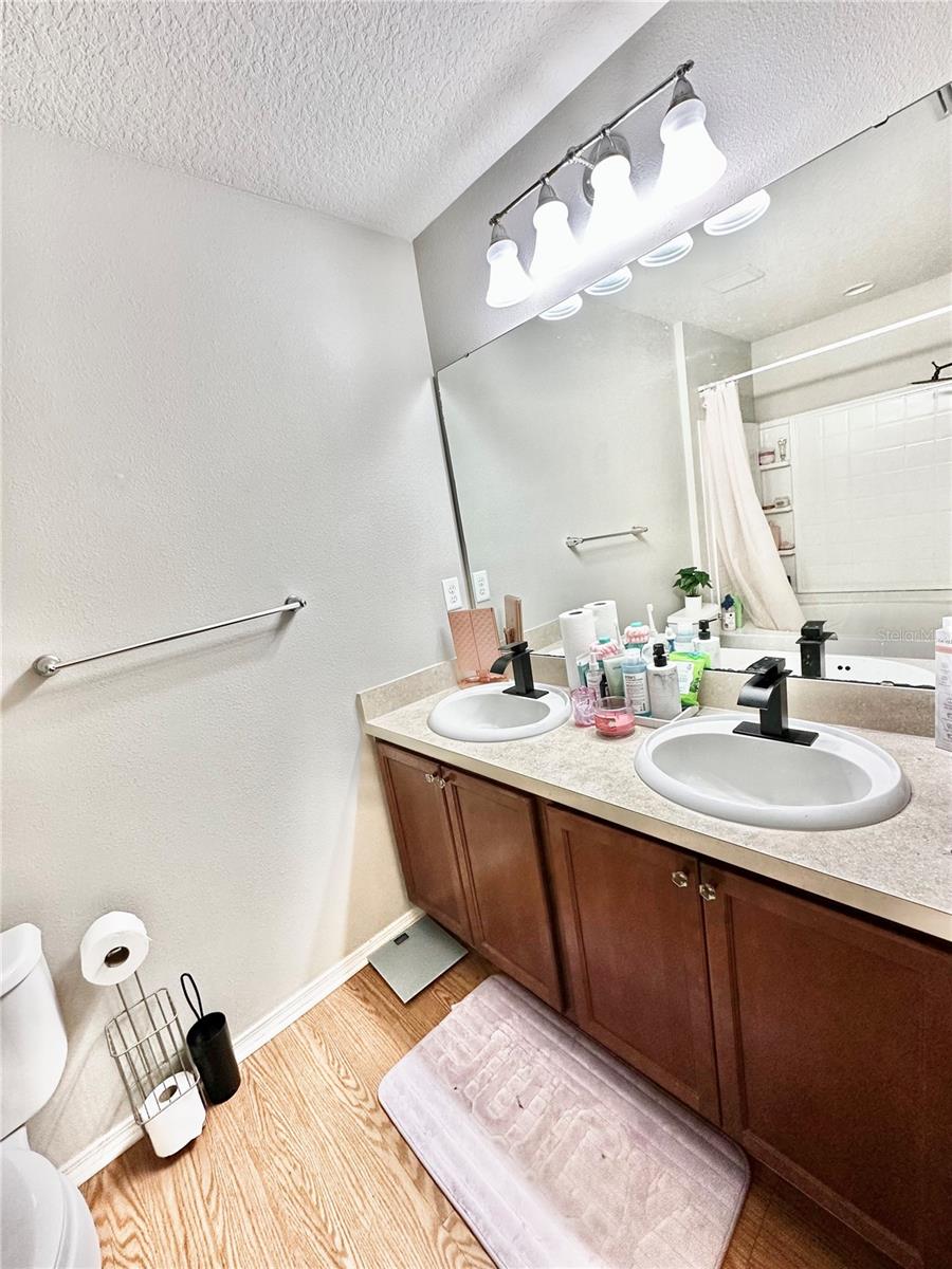 Listing photo id 14 for 4411 Banyan Tree Place