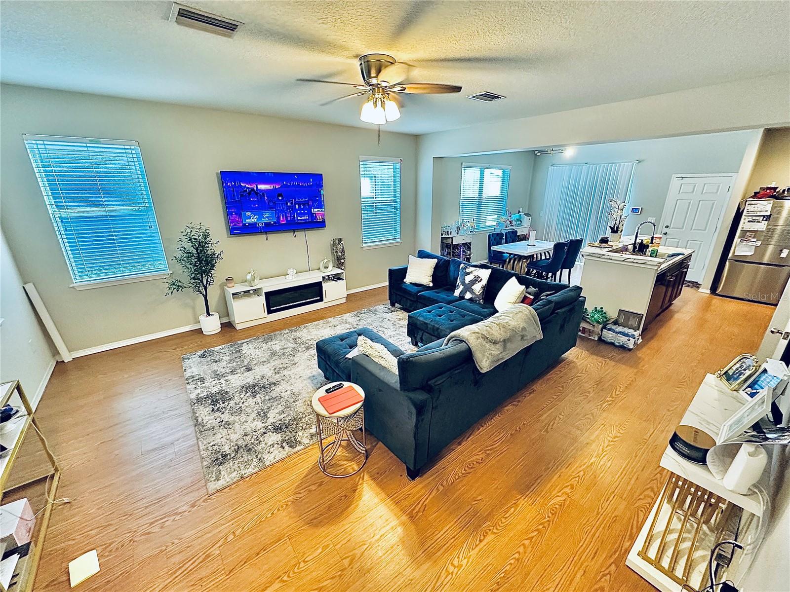 Listing photo id 3 for 4411 Banyan Tree Place