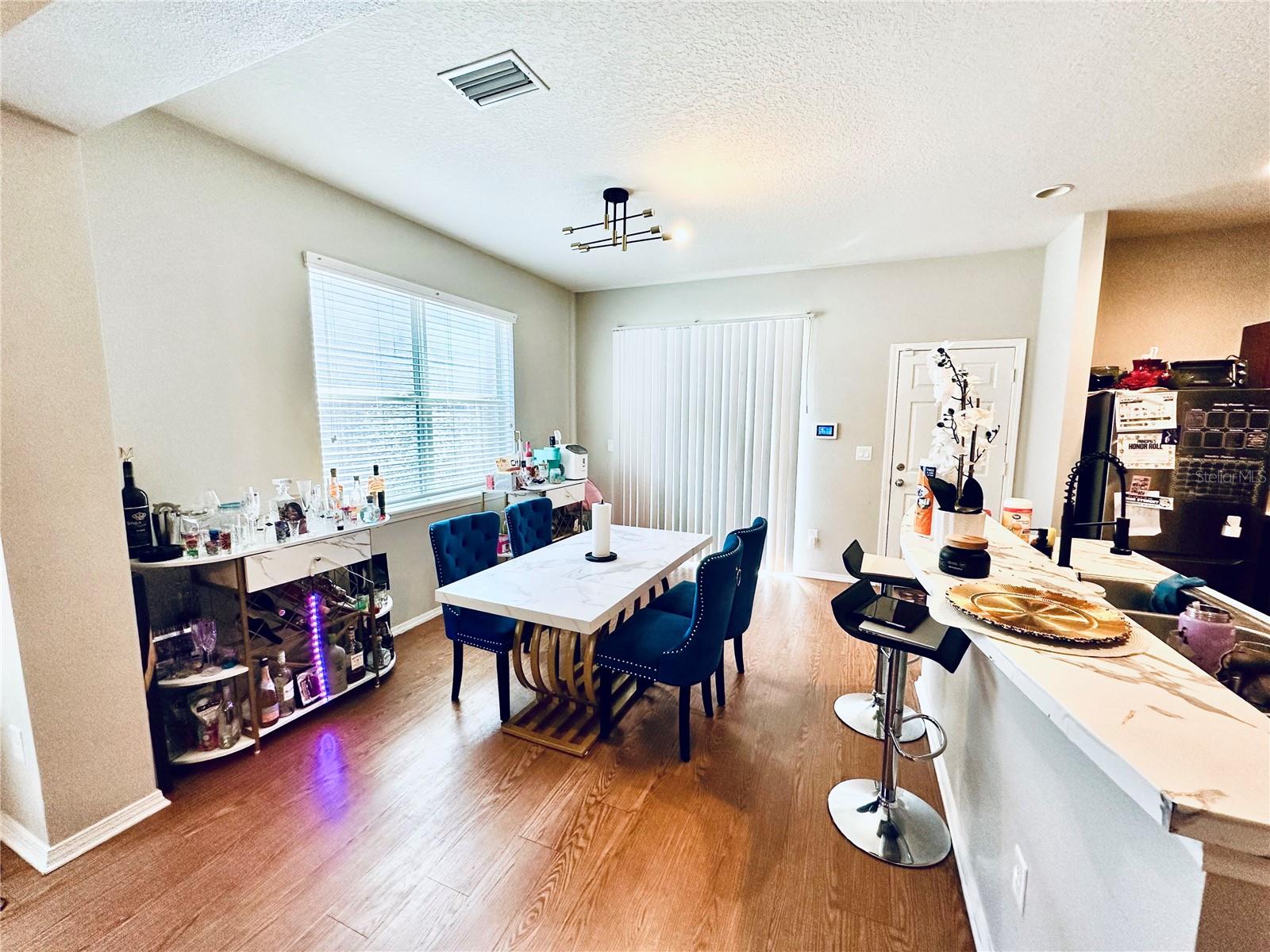 Listing photo id 5 for 4411 Banyan Tree Place