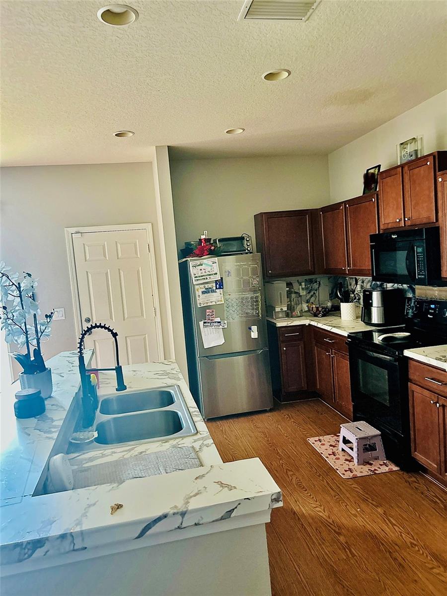 Listing photo id 6 for 4411 Banyan Tree Place