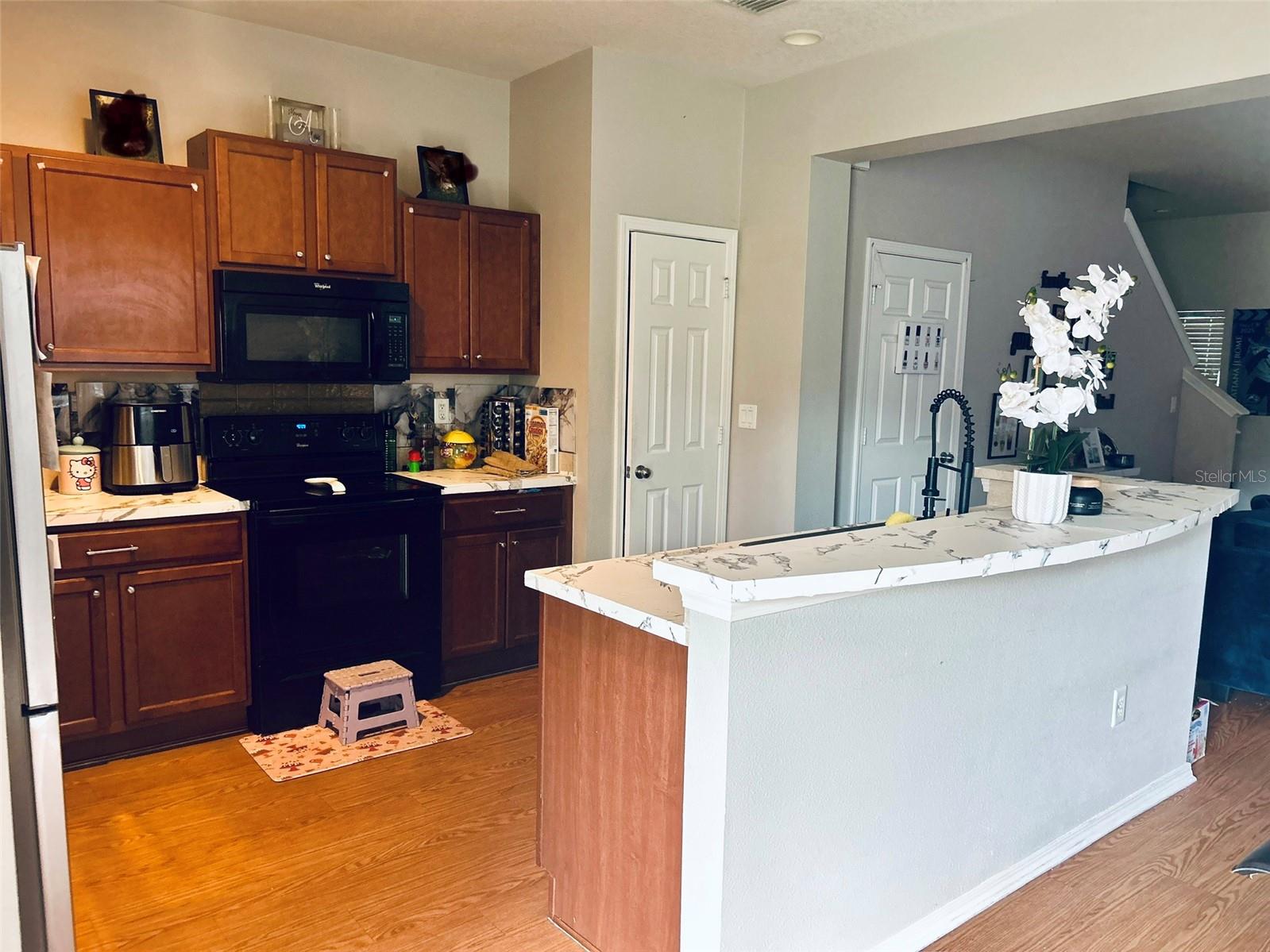 Listing photo id 7 for 4411 Banyan Tree Place