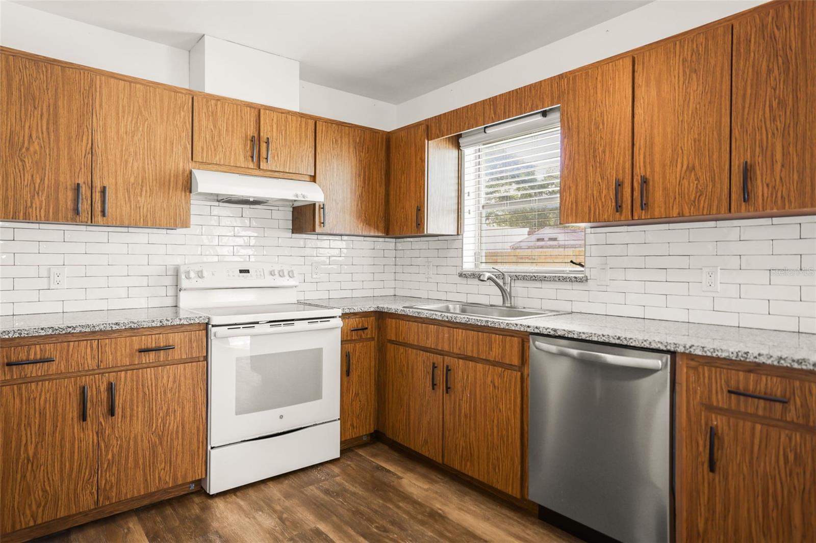 Image 9 of 33 For 3526 Azalea Place