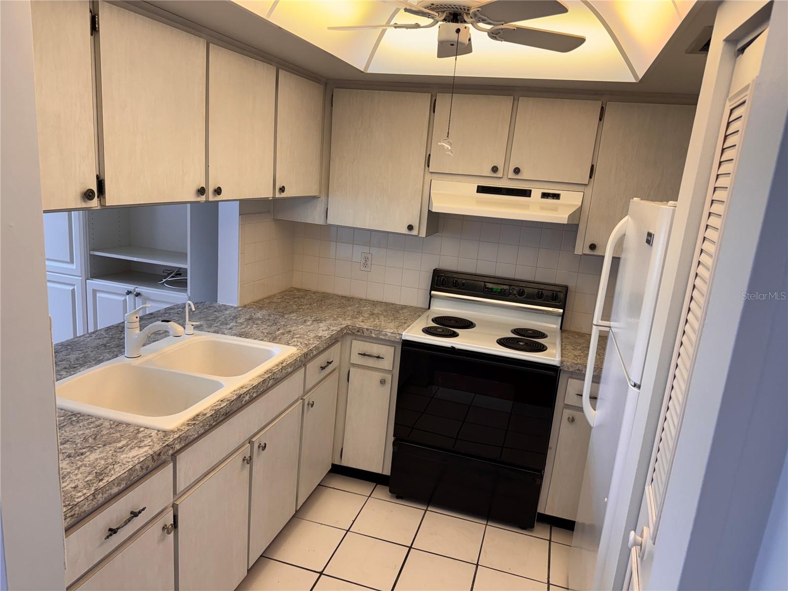 Listing photo id 9 for 1250 Pinellas Avenue 804