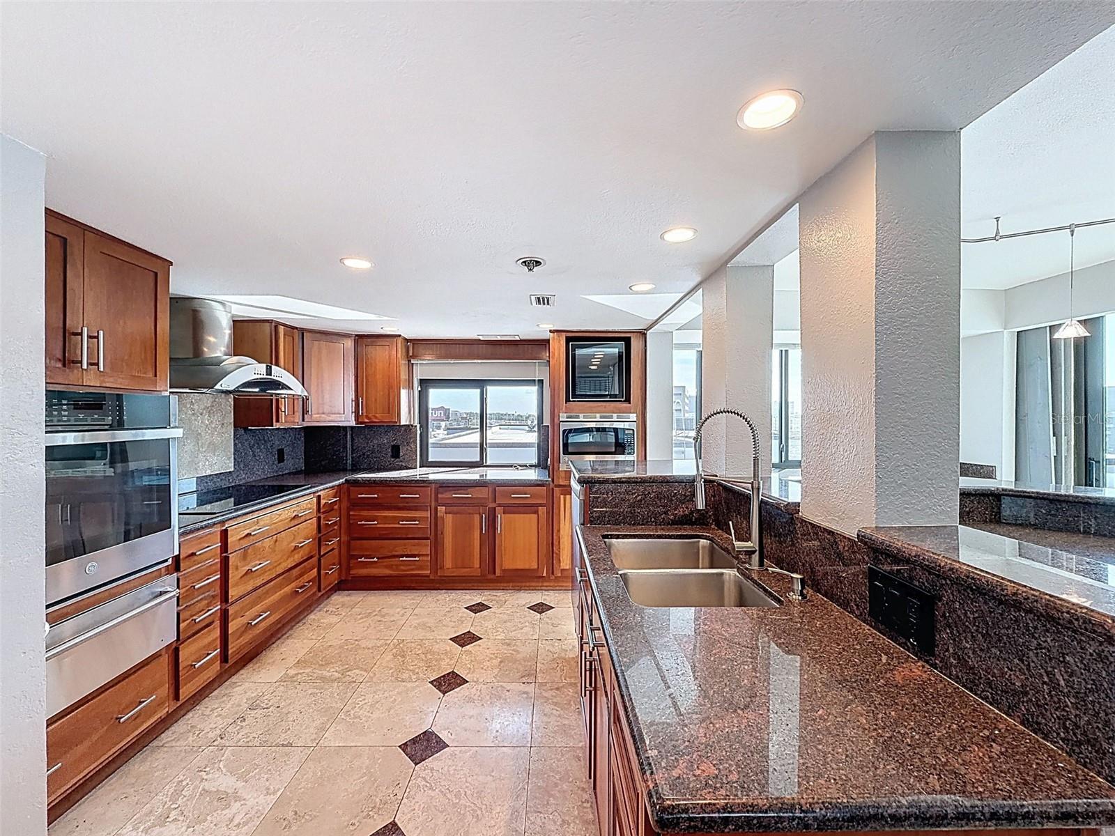 Image 11 of 48 For 201 Laurel Street 1006