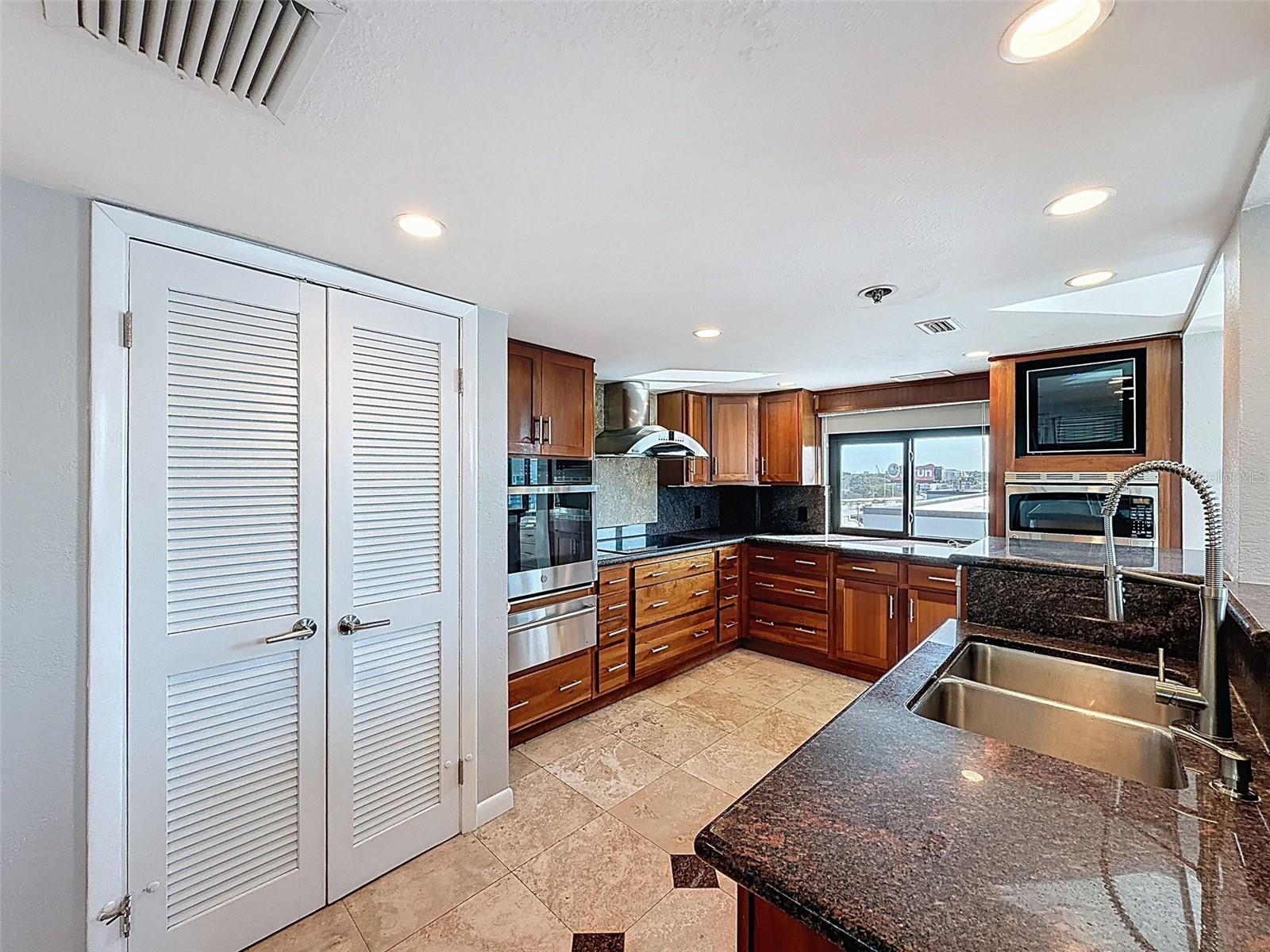 Image 13 of 48 For 201 Laurel Street 1006