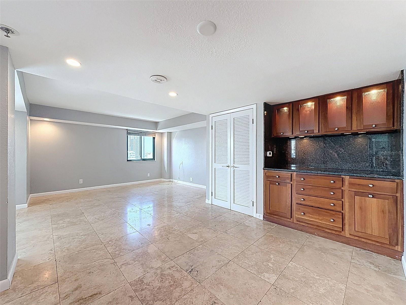 Image 23 of 48 For 201 Laurel Street 1006