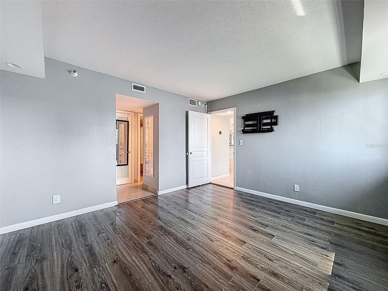 Image 27 of 48 For 201 Laurel Street 1006