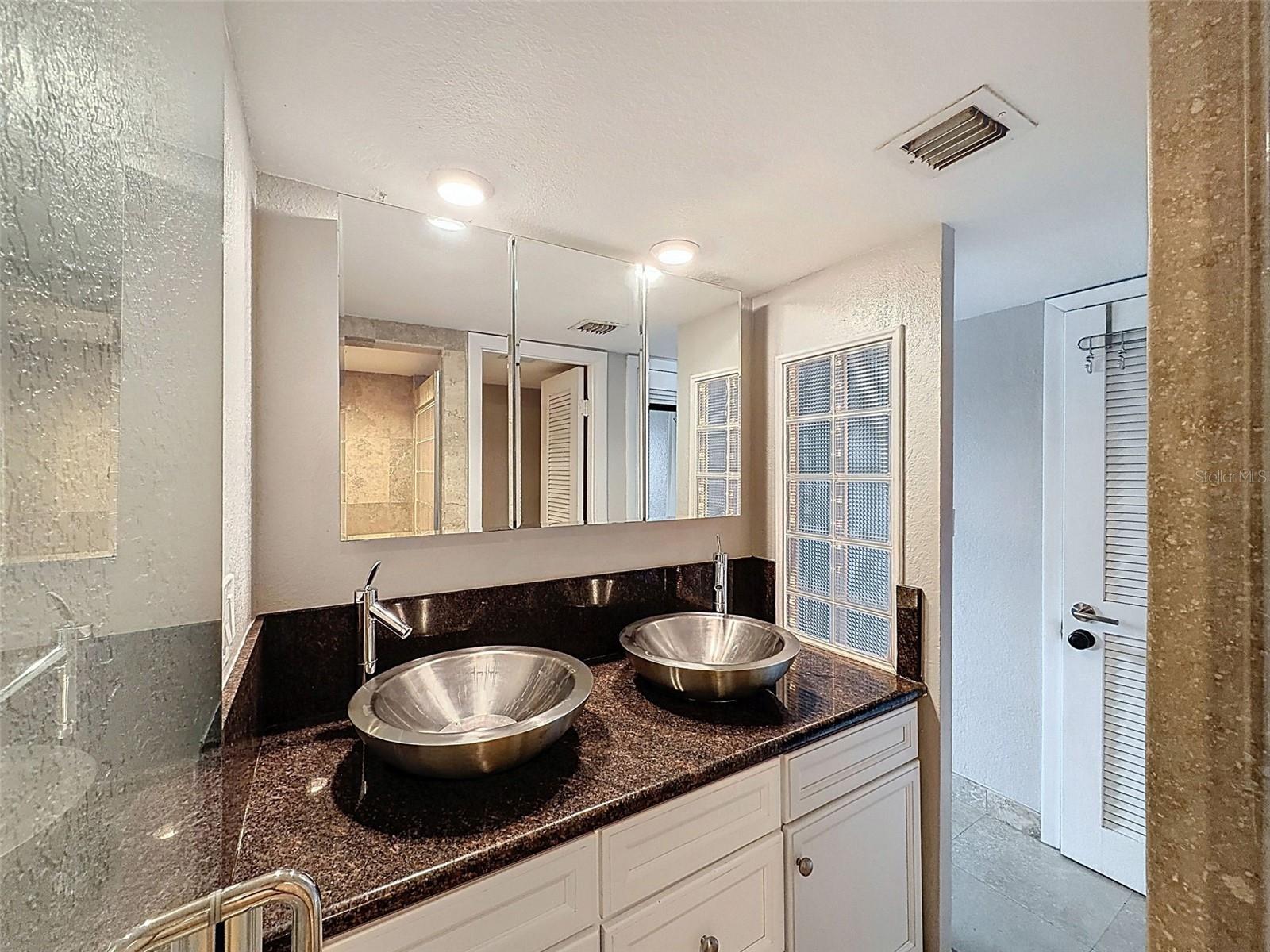 Image 29 of 48 For 201 Laurel Street 1006