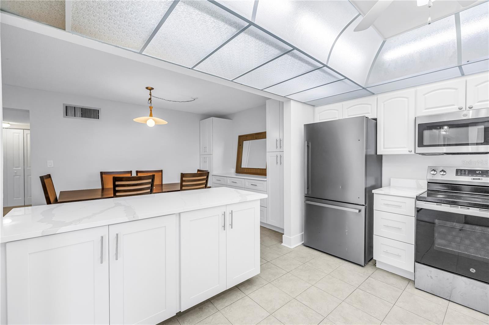 Image 8 of 31 For 4700 Cove Circle 103