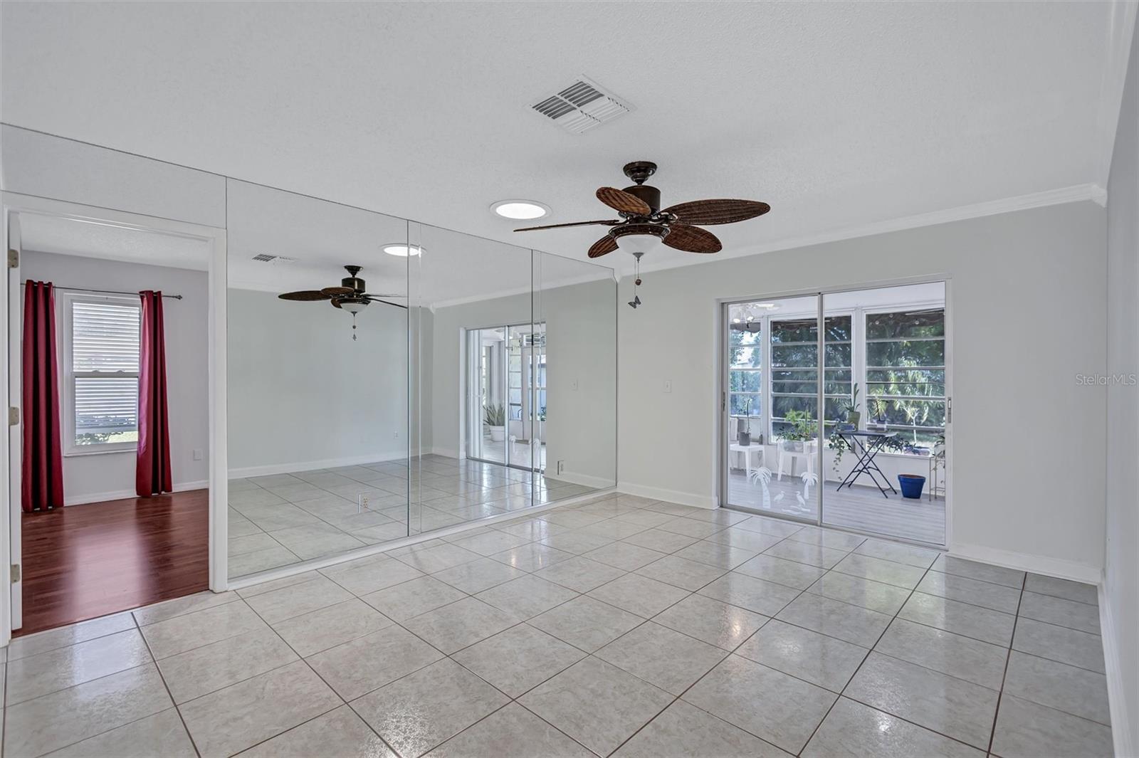 Listing photo id 17 for 1735 Aberdeen Court