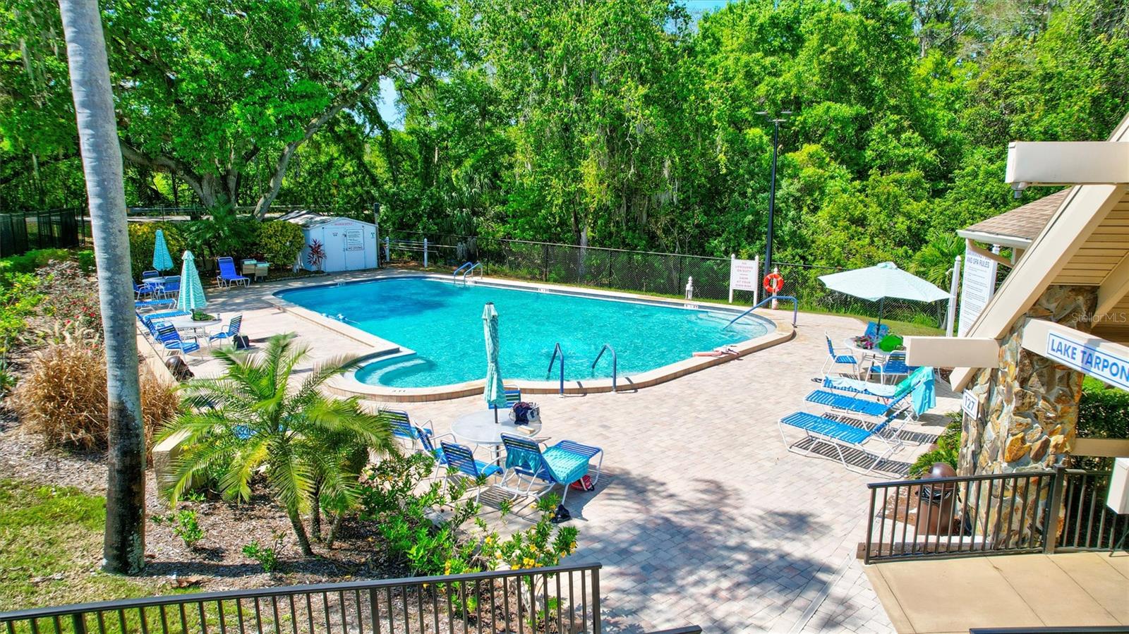 Listing photo id 76 for 1735 Aberdeen Court