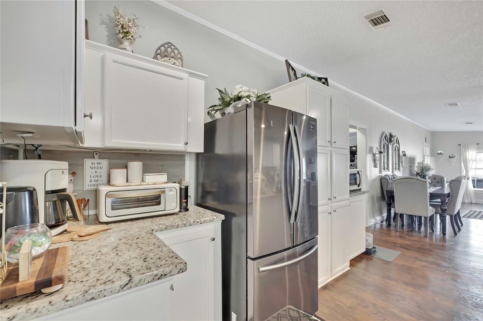 Listing photo id 8 for 6171 Lisa Point