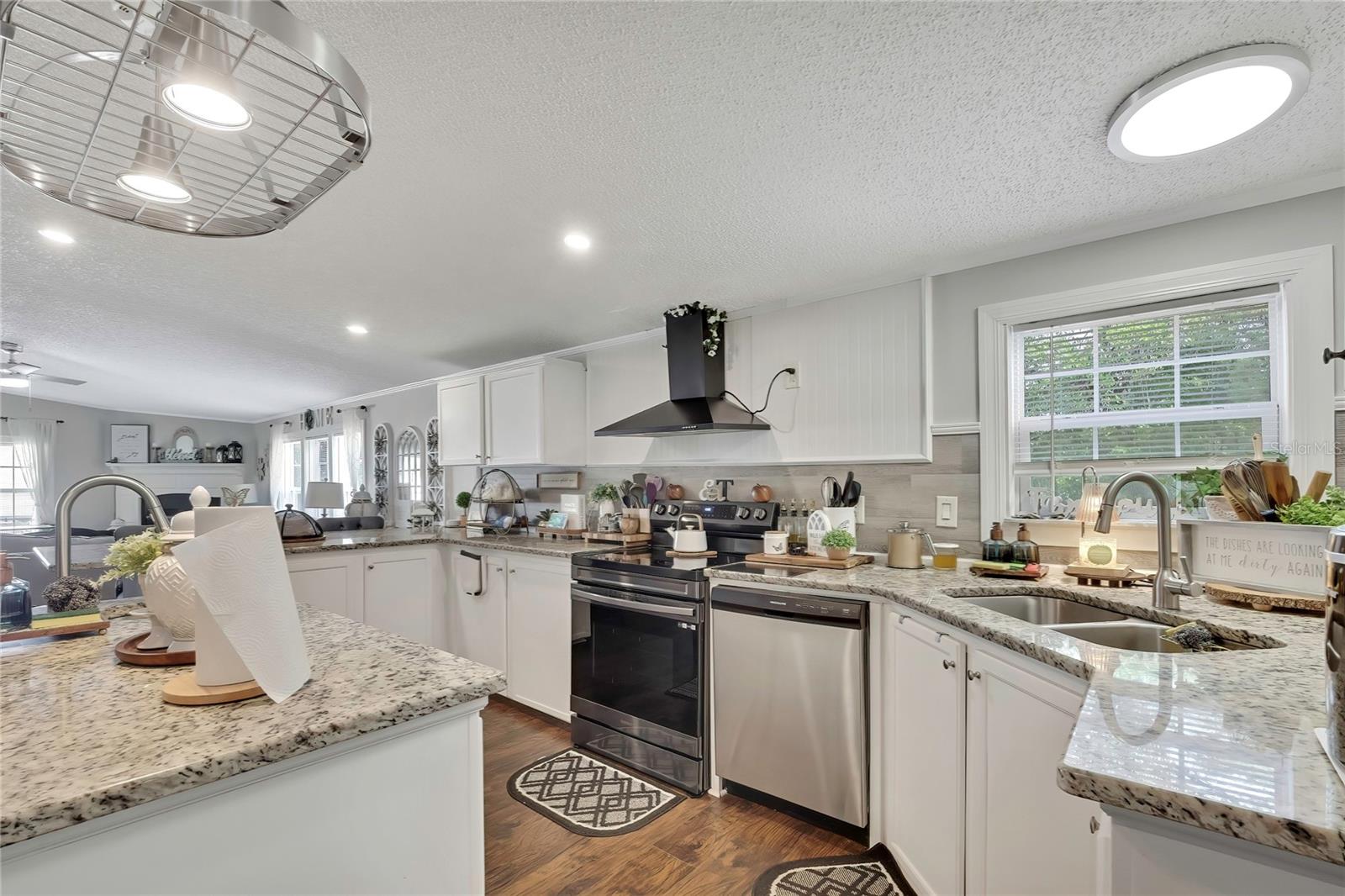 Listing photo id 9 for 6171 Lisa Point