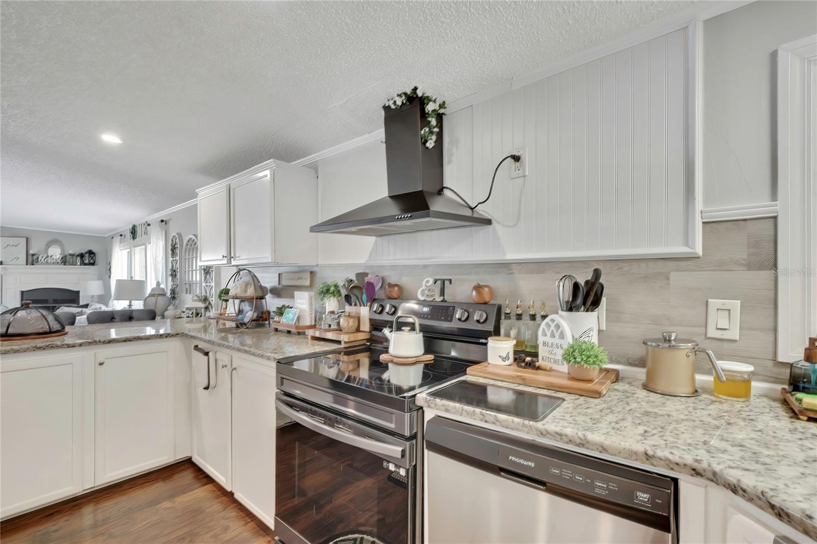 Listing photo id 10 for 6171 Lisa Point