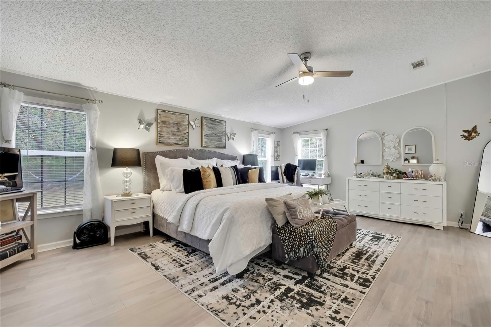 Listing photo id 25 for 6171 Lisa Point