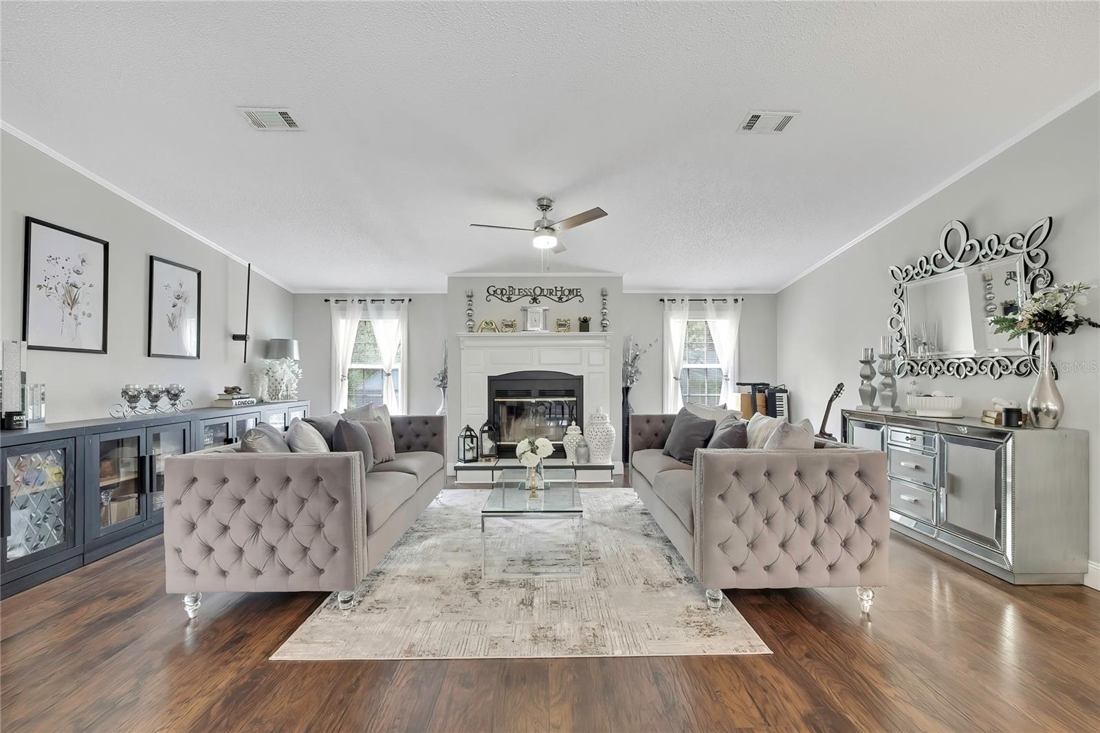 Listing photo id 1 for 6171 Lisa Point