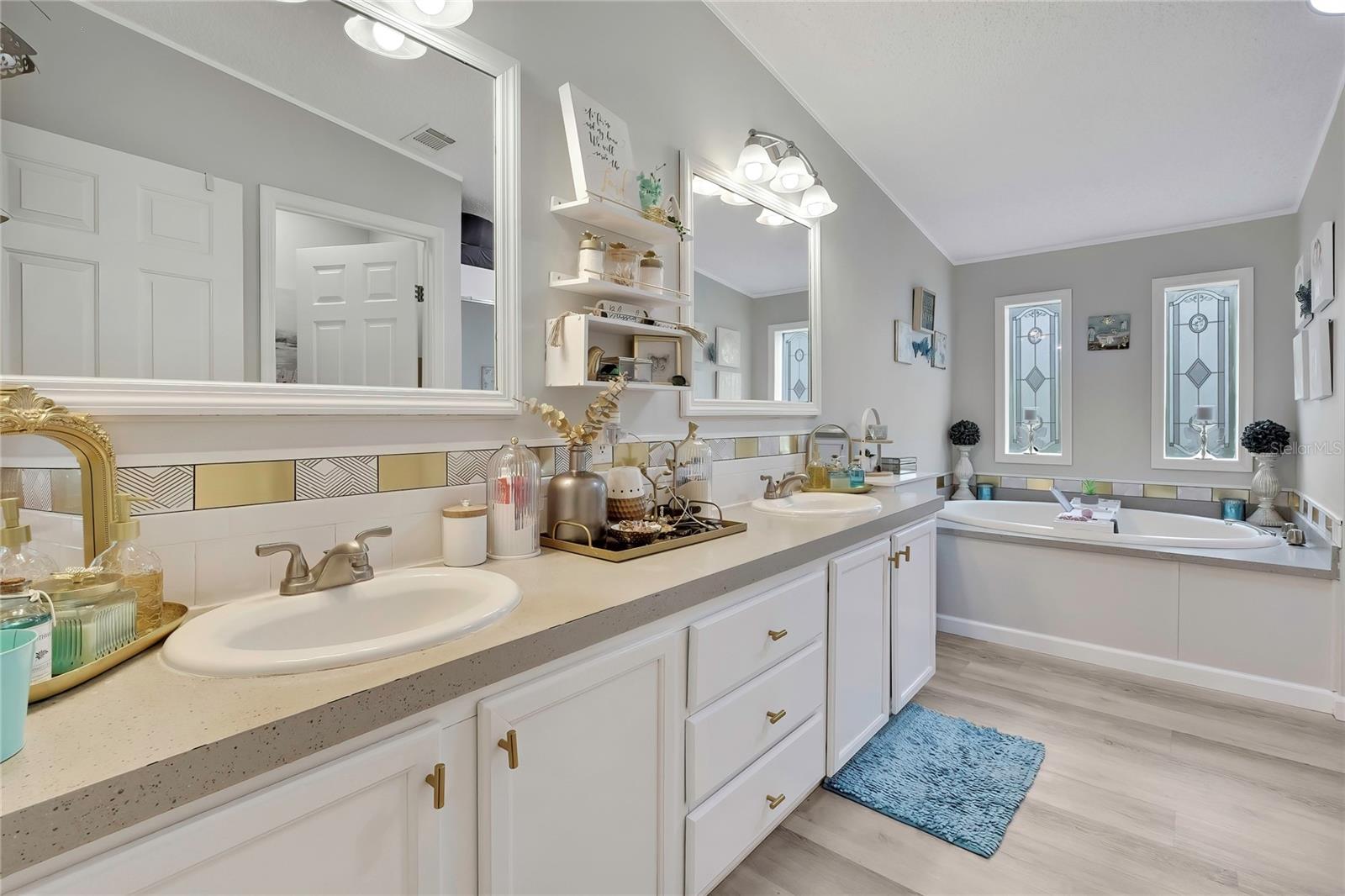 Listing photo id 28 for 6171 Lisa Point