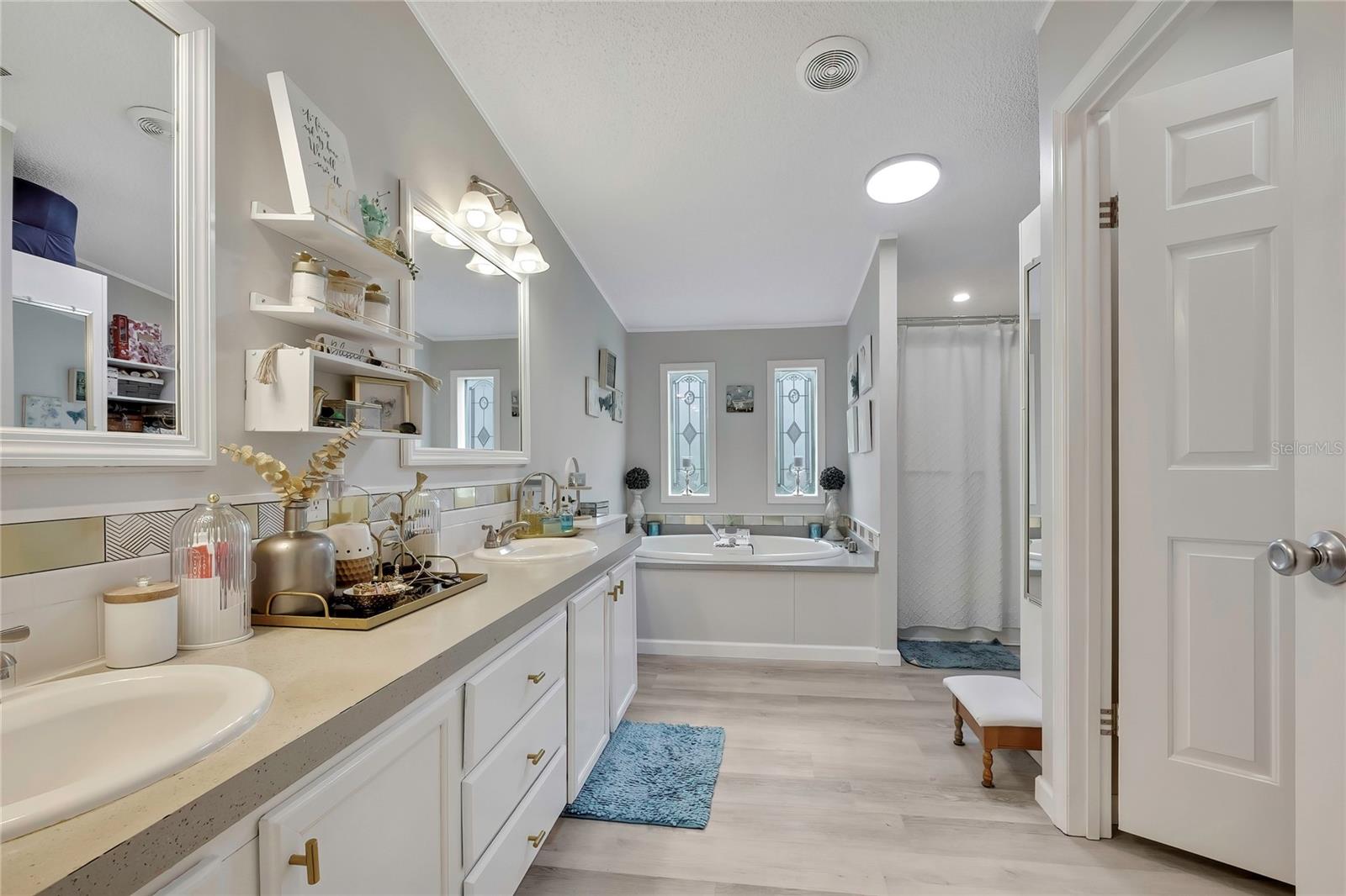 Listing photo id 29 for 6171 Lisa Point