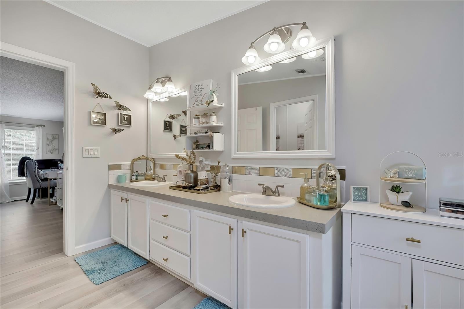 Listing photo id 30 for 6171 Lisa Point