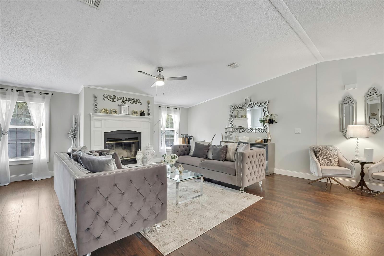 Listing photo id 2 for 6171 Lisa Point