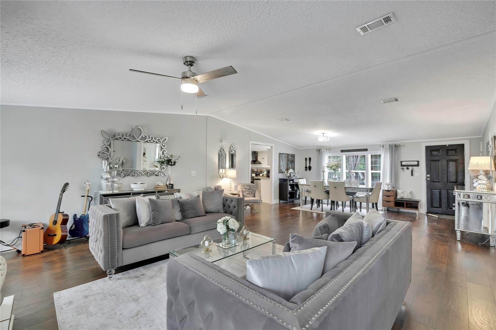 Listing photo id 3 for 6171 Lisa Point