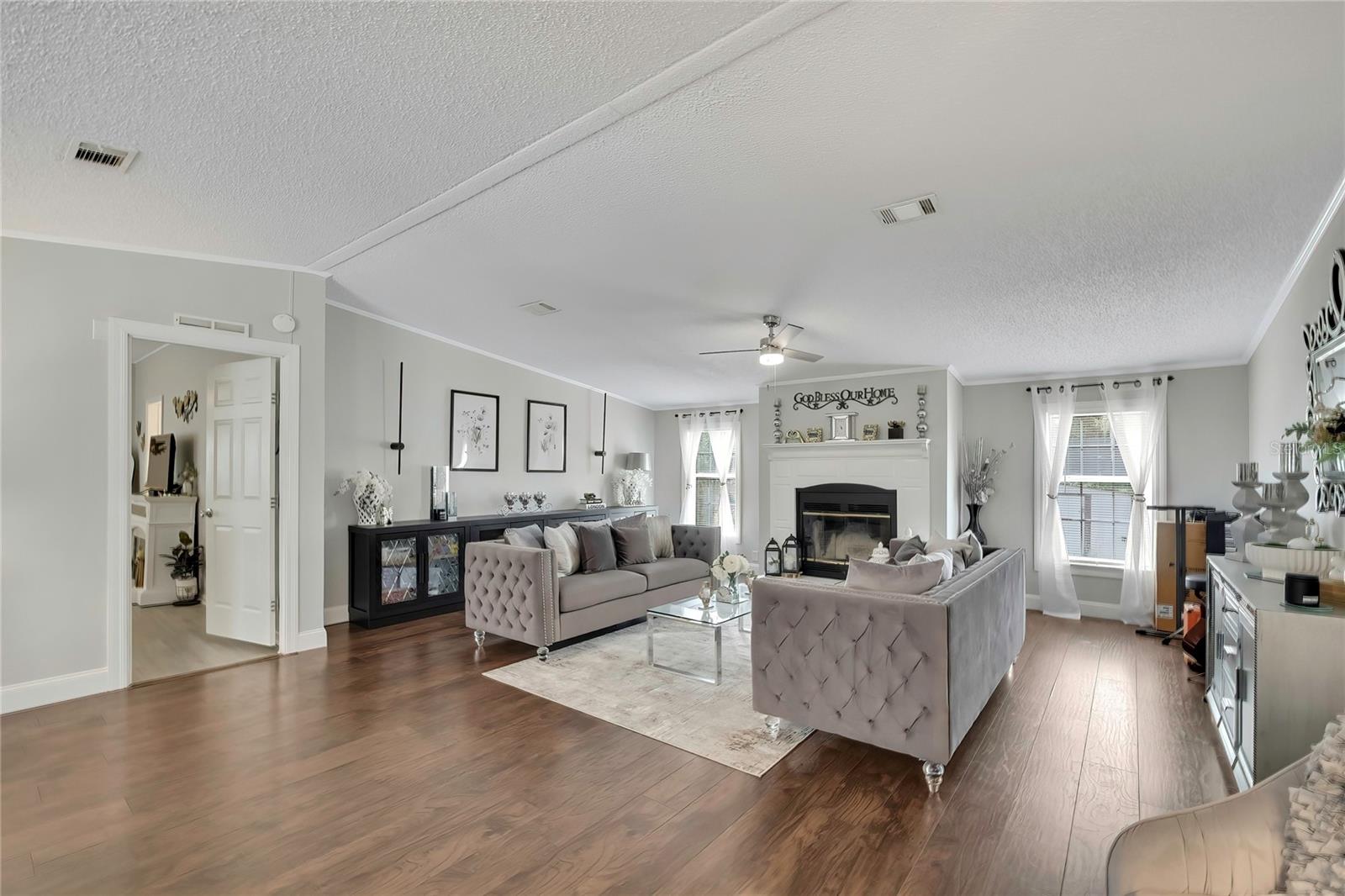 Listing photo id 4 for 6171 Lisa Point